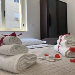 Vista ravvicinata letto con decorazioni San Giovanni Rooms & Apartments