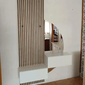 Specchio moderno con listelli in legno e cassetti bianchi da Mobilificio Madera