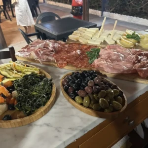 Taglieri di salumi, formaggi e verdure da La Baracca