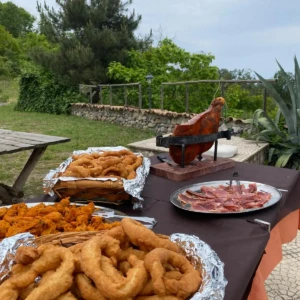 Tavola con vari cibi sul prato di Trattoria Pizzeria Tenuta Il Gaglioppo