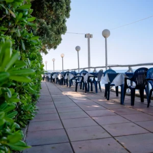 Siepe e tavoli in vista mare al Magic Beach