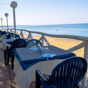Tavoli su spiaggia con vista mare al Magic Beach