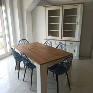 Tavolo moderno con sedie blu da Mobilificio Madera