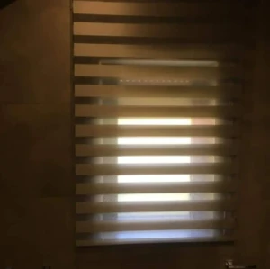 Tenda a righe orizzontali per finestra bagno di Il Gomitolo di Iozzi Vincenzo Franco
