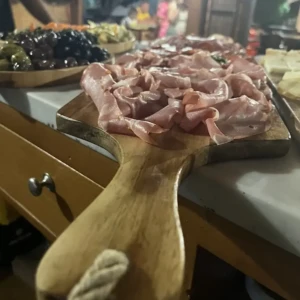 Vista ravvicinata tagliere di salumi da La Baracca