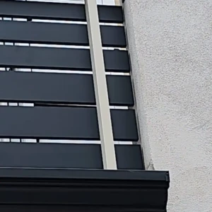 Dettaglio ringhiera su balcone con bande nere orizzontali di Ditta Scarcella
