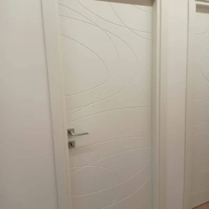 Porta bianca con trama da interno di Ditta Scarcella