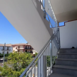 Ringhiera in ferro zincato vista dall'esterno di Ditta Scarcella