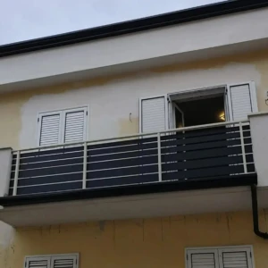Ringhiera con bande orizzontali nere su balcone di Ditta Scarcella