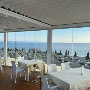 Vetrata panoramica con vista su spiaggia di Ditta Scarcella