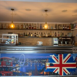 Vista frontale bancone London Café