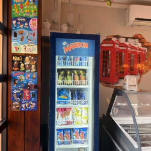 Frigo con gelati London Café