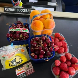 Frutta e mozzarelle su nastro della cassa Supermercato Margherita