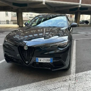 Alfa Romeo nera I'm Rental Store Mandatoriccio