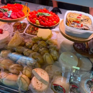 Vista dall'altro del banco frigo con formaggi e salumi La Baracca