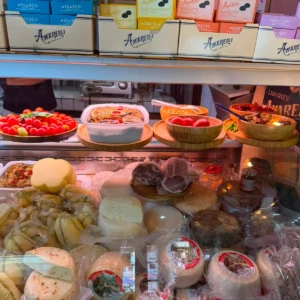 Banco frigo con formaggi e salumi La Baracca