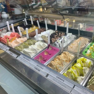 Vista angolata banco gelati di Antonio Palmieri Pasticceria