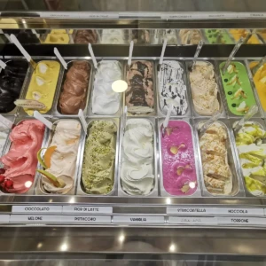 Vista dall'alto banco gelati di Antonio Palmieri Pasticceria