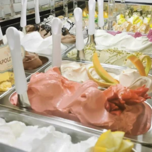 Vista prospettica banco gelati di Antonio Palmieri Pasticceria