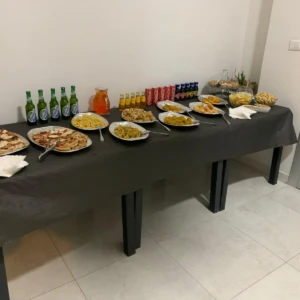 Tavolo buffet con stuzzichini e bevande Crema e Cioccolato