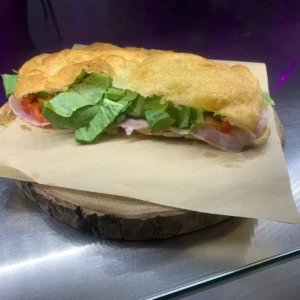 Calzone fritto con prosciutto insalata e pomodoro Crema e Cioccolato