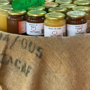 Esposizione barattoli di miele La Baracca