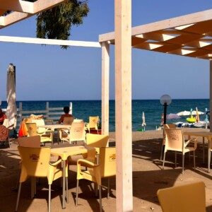 Esterno con tavoli e mare Bar Maremoto
