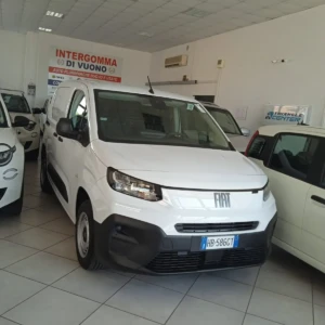 Furgone Fiat bianco I'm Rental Store Mandatoriccio