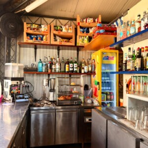 Interno bar con patatine e bevande Bar Maremoto