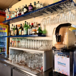 Interno bar con vista bicchieri e alcolici Bar Maremoto