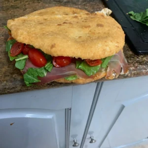 Panino fritto farcito con pomodorini insalata e prosciutto Crema e Cioccolato