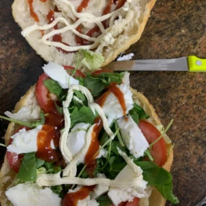 Panino farcito con pomodoro e mozzarella Crema e Cioccolato