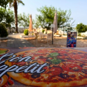 Vista sfocata con pizza in primo piano Bar Maremoto