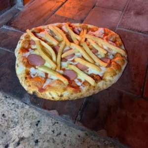 Pizza sulla bocca del forno wurstel e patatine Crema e Cioccolato