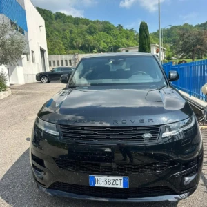 Range Rover nera I'm Rental Store Mandatoriccio