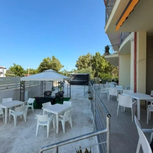 Seconda vista terrazzo esterno con gazebo Crema & Cioccolata