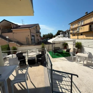 Terrazzo esterno con gazebo Crema & Cioccolata