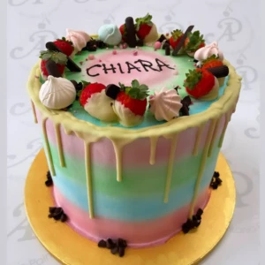 Torta color arcobaleno con cioccolato bianco fragole e meringhe di Antonio Palmieri Pasticceria