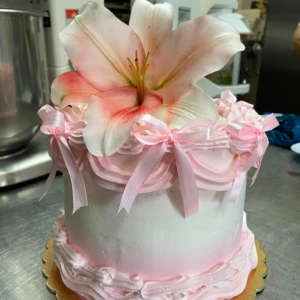 Torta con fiore e fiocchi rosa di Antonio Palmieri Pasticceria
