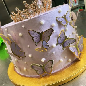 Torta per ragazza colore rosa con farfalle e corona da principessa di Antonio Palmieri Pasticceria