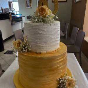 Torta per settanta anni color oro e bianco di Antonio Palmieri Pasticceria